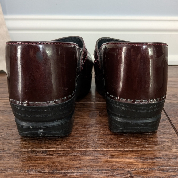 Dansko Women's Burgundy Patent Leather Marcelle Mary Jane Clogs 38 - Picture 6 of 10